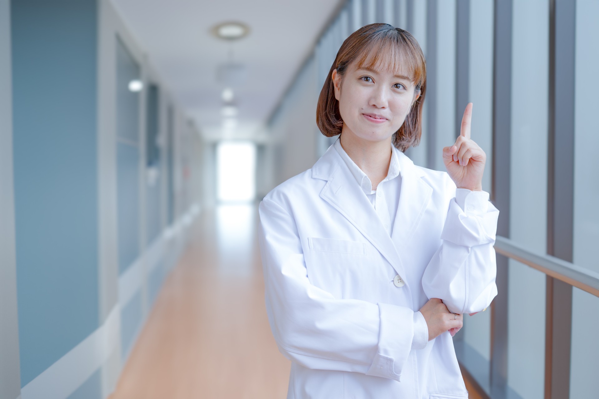 重症花粉症の治療選択肢を説明する医師