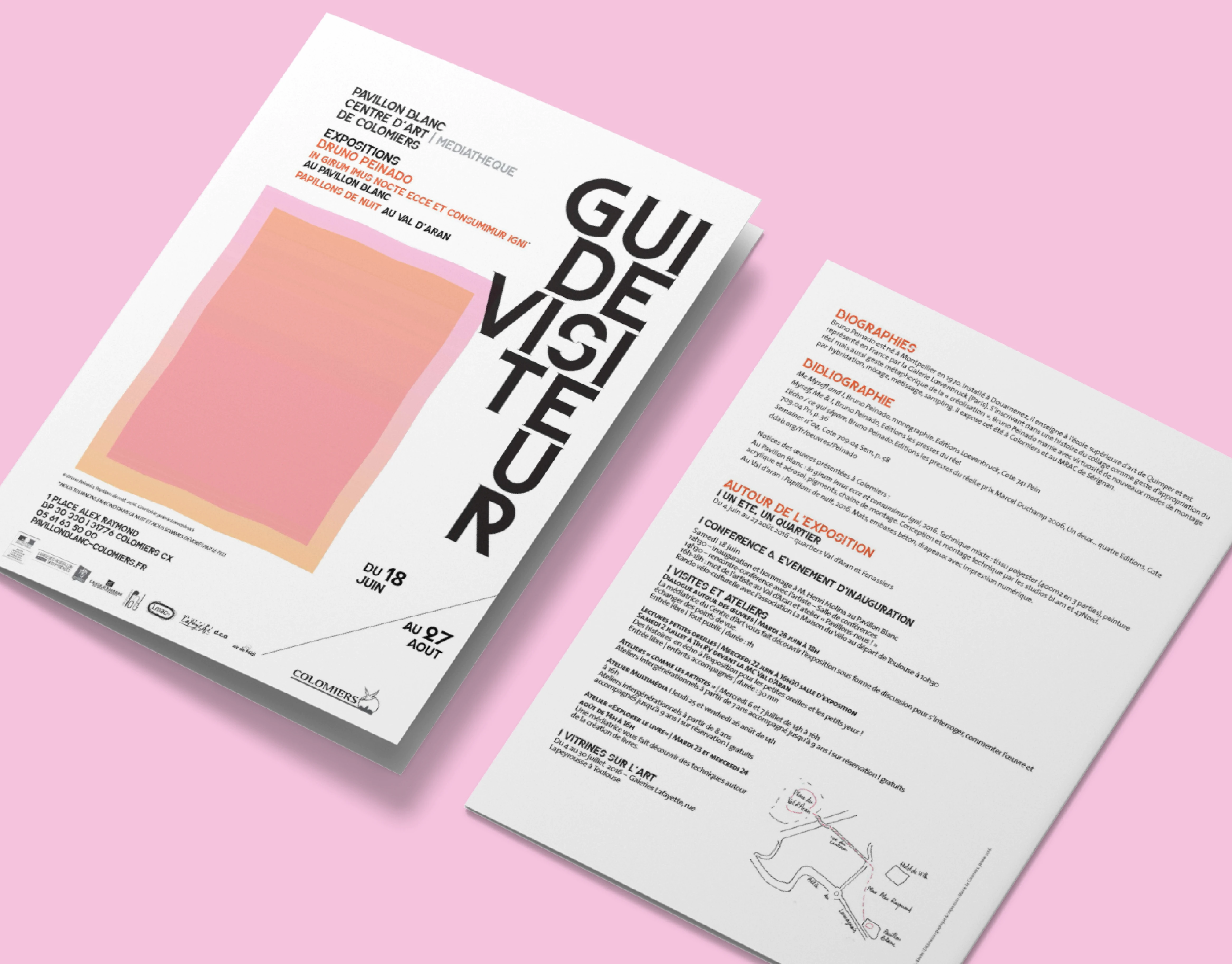 Vue en duo de la couverture minimale avec typographie verticale et de la double page intérieure du guide d'exposition.
