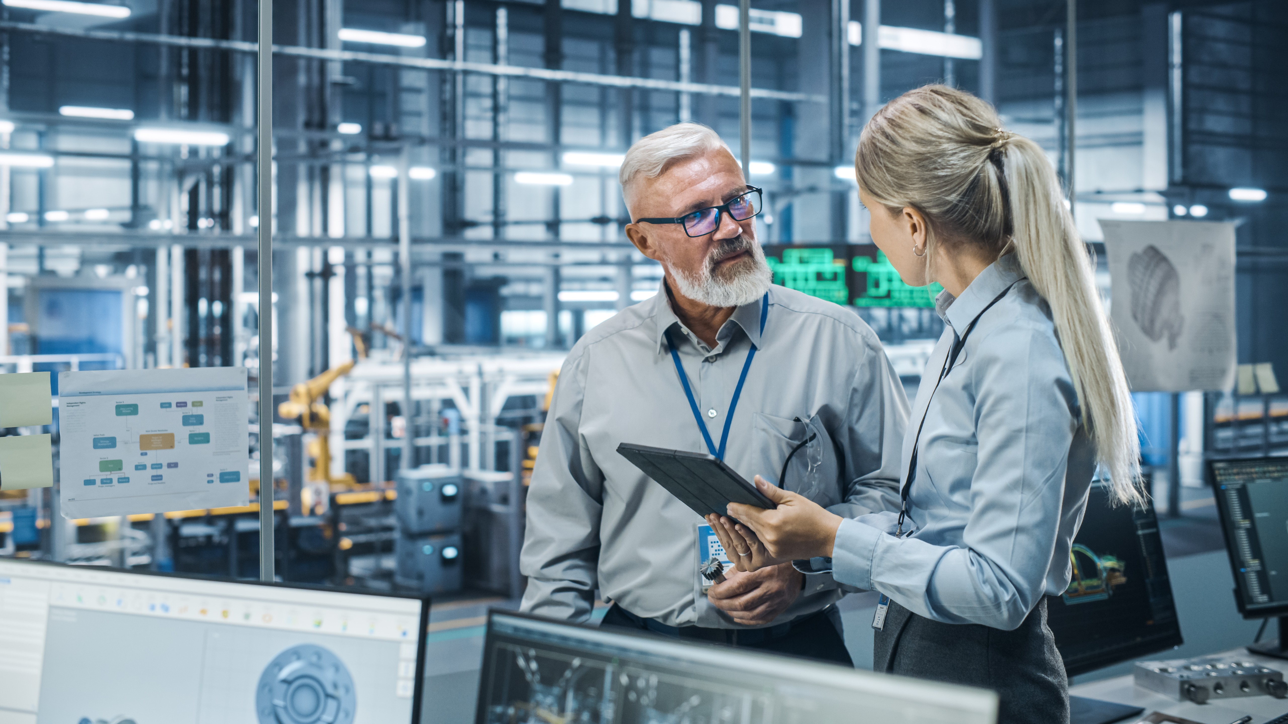 Lieferantenauditor diskutiert vor Ort mit einem Vertreter des Lieferanten über Nachweise und Auditkriterien und veranschaulicht die Durchführung von Lieferantenaudits durch vertragsbasierte Anforderungen und evidenzbasierte Sicherstellung.