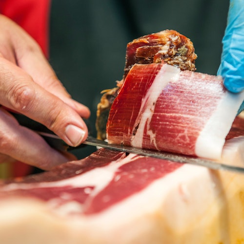 Assistez au découpage du jambon ibérique et dégustez-en quelques tranches.