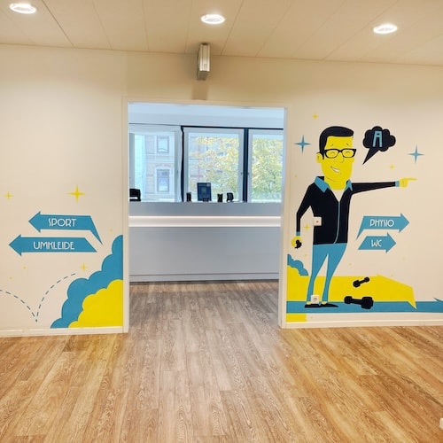 Der Blick von der Eingangstür zu unserem Empfangstresen. Neben der Tür ist ein Leitsystem aufgemalt.