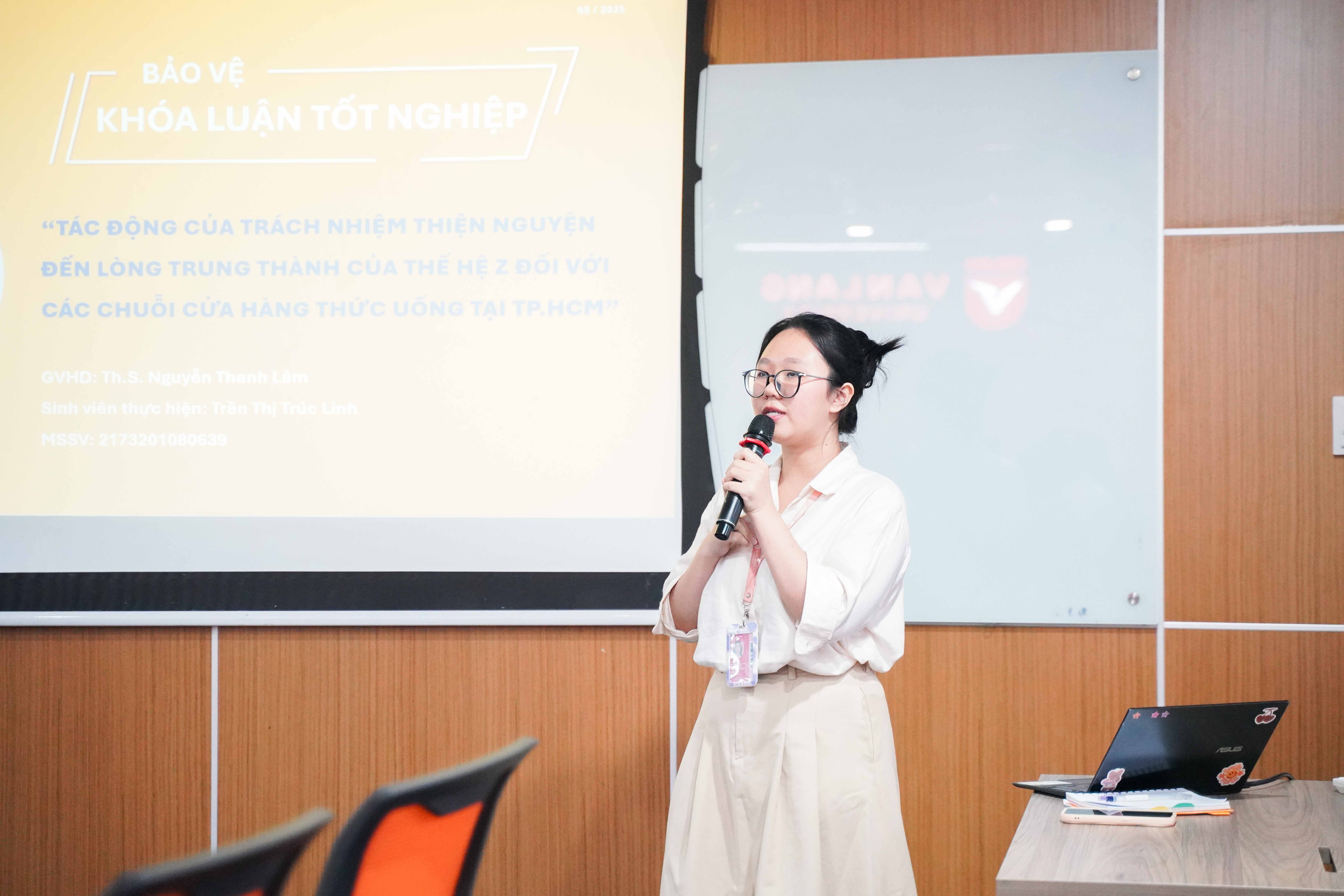 vlu-sinh-vien-khoa-27-nganh-quan-he-cong-chung-va-truyen-thong-da-phuong-tien-bao-ve-khoa-luan-tot-nghiep-d.jpg