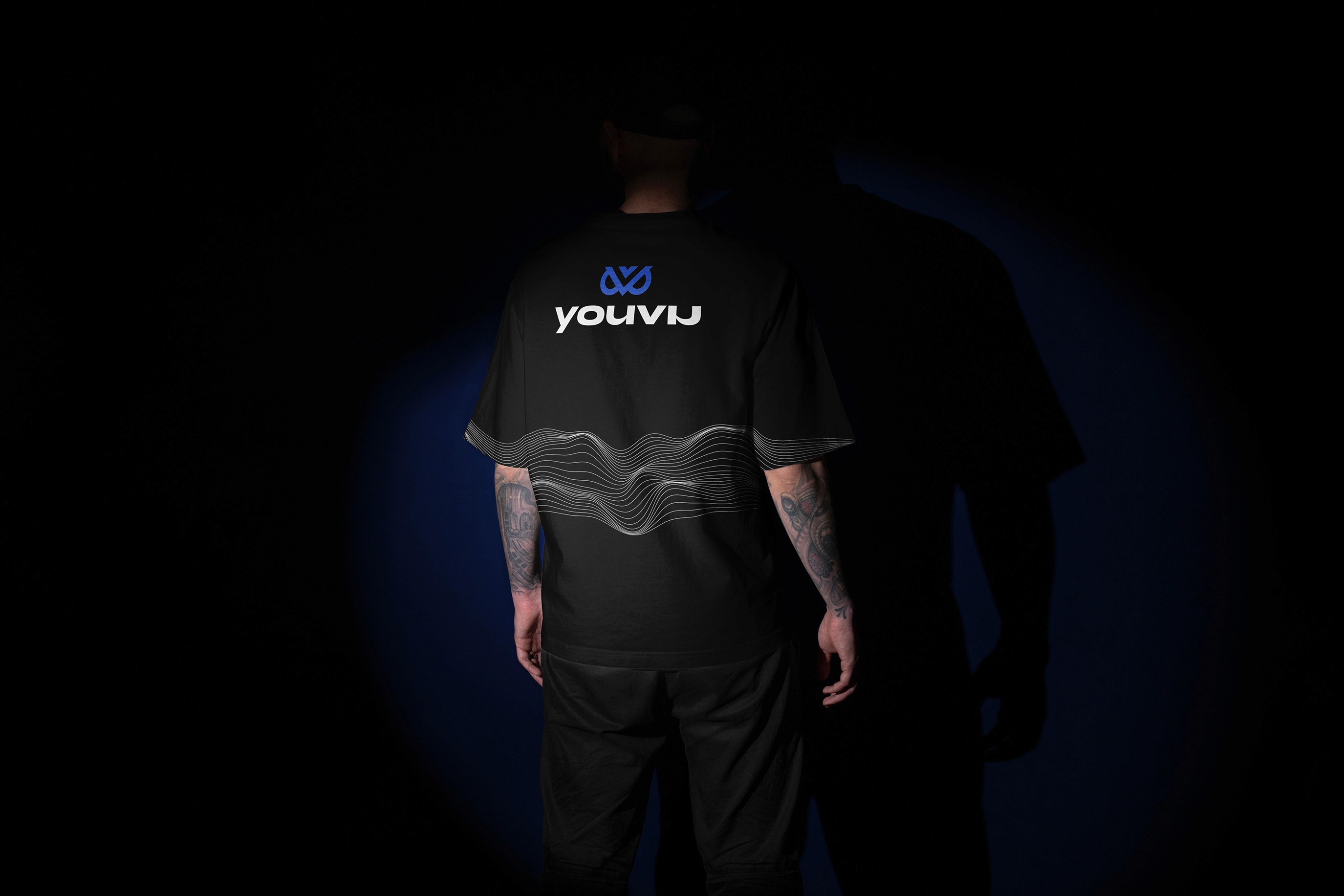 Zdjęcie człowieka w koszulce z nadrukiem youvu na plecach