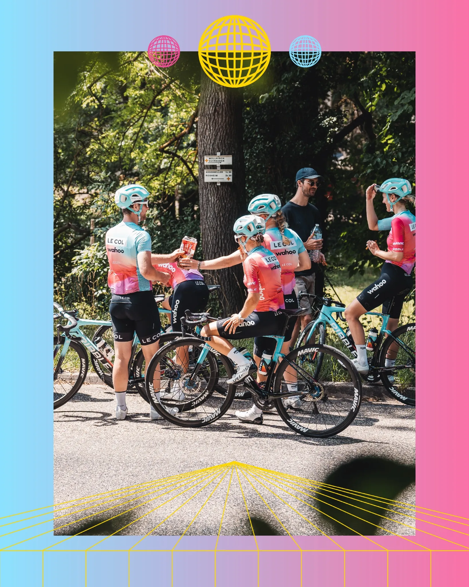 Illustration brandée avec au milieu photo des cyclistes