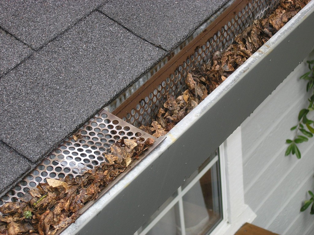 Débouchage de gouttières pour éviter les obstructions et fuites