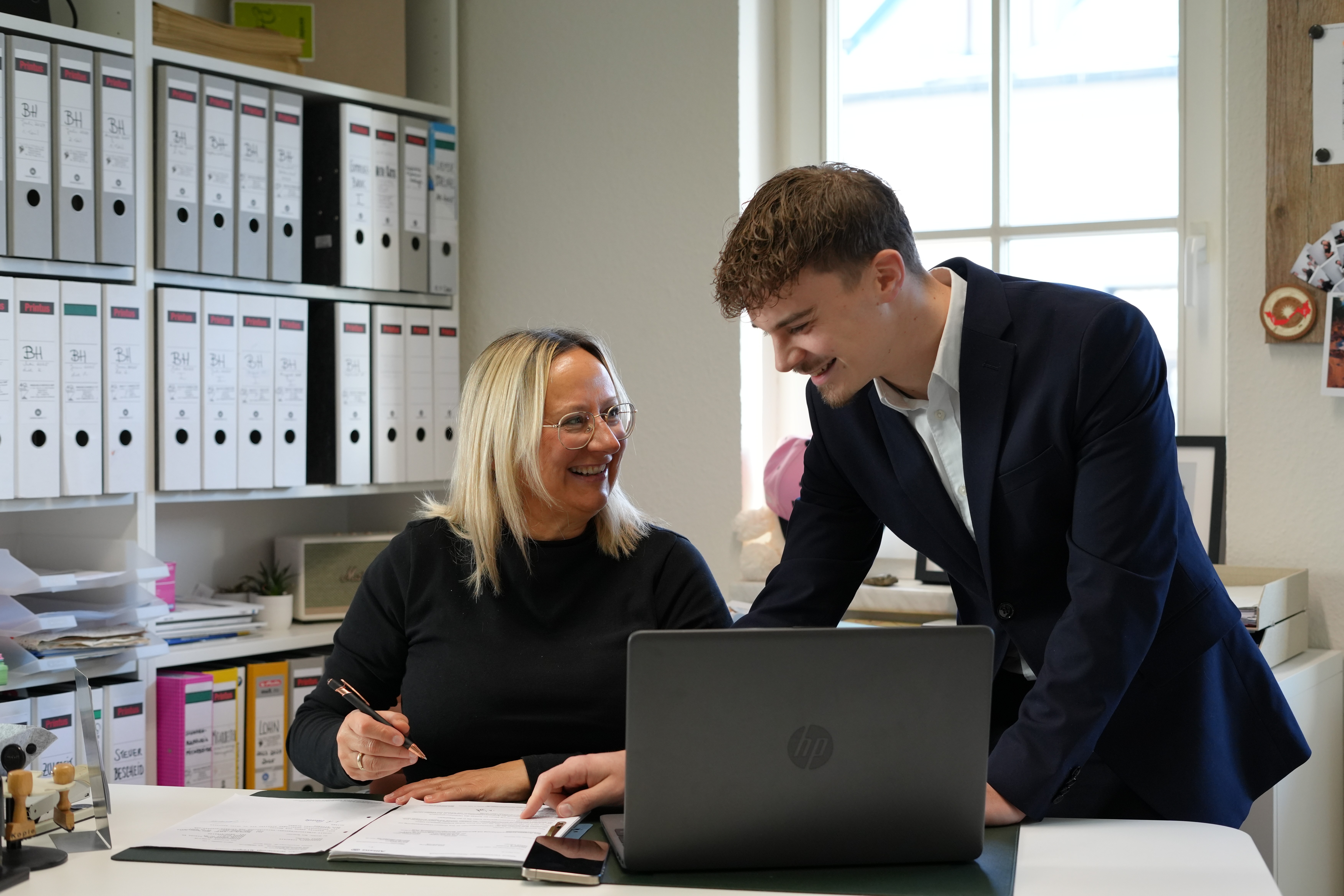 Glücklicher Mann am Handy