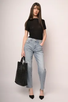 Jeans dritto con borsa nera