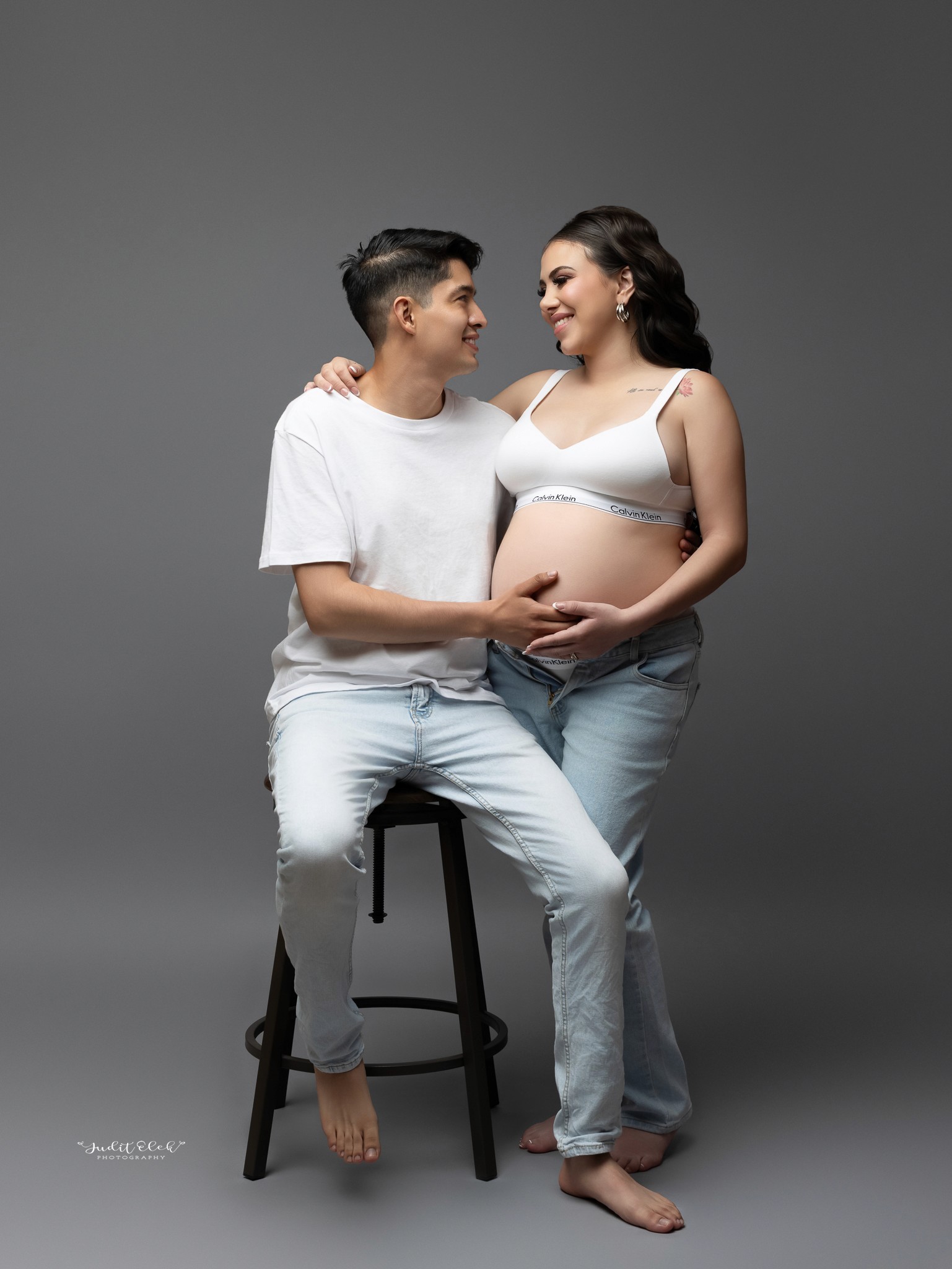 Sesión de embarazo encolor en estudio fotográfico