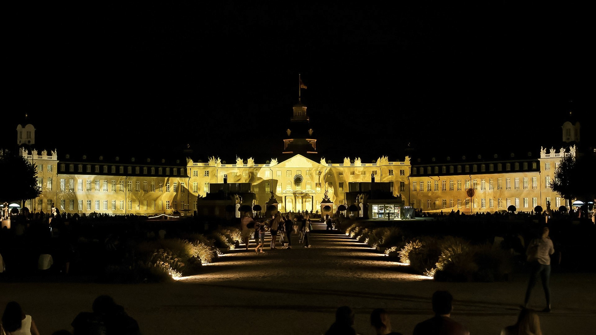 Transkutan - analogue architecture projection mapping