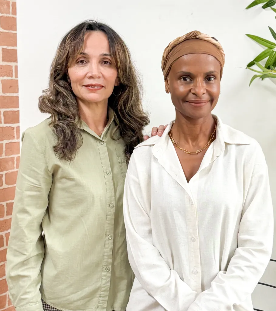 Duas profissionais do Espaço Íntegra em retrato institucional.