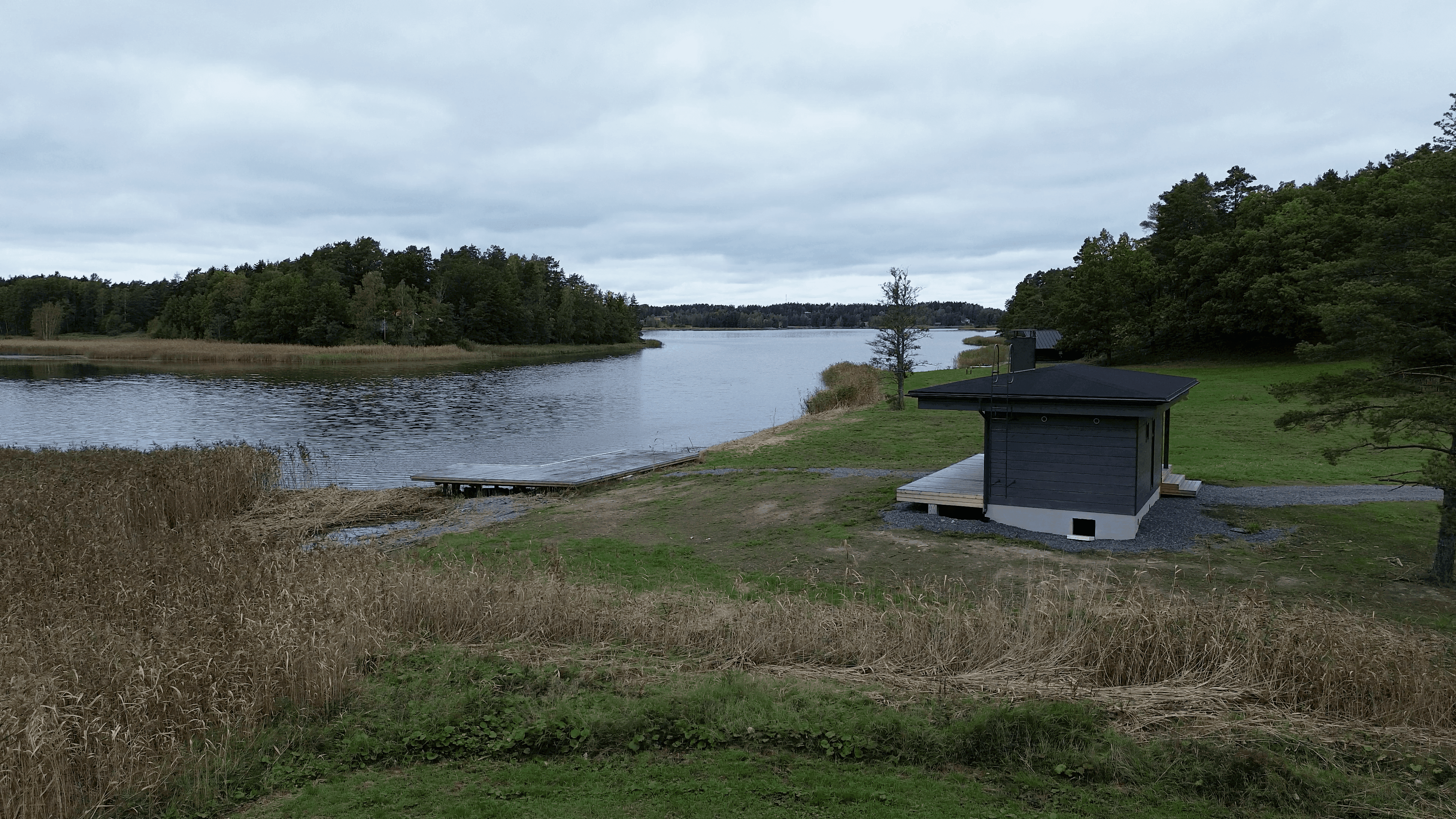 Sauna ja meri. Kaisloja vasemmalla