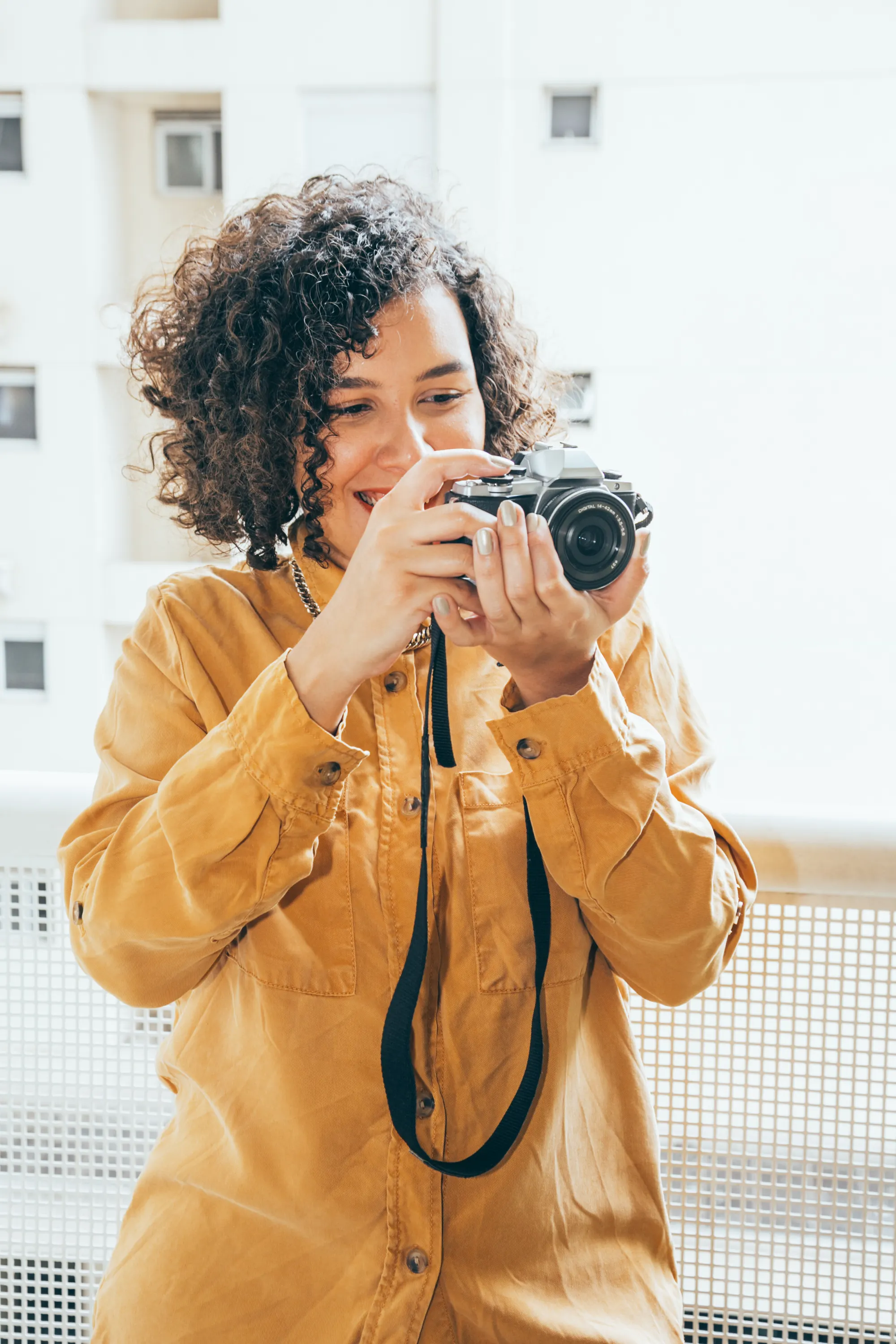 fotógrafa segurando câmera pronta para fotografar