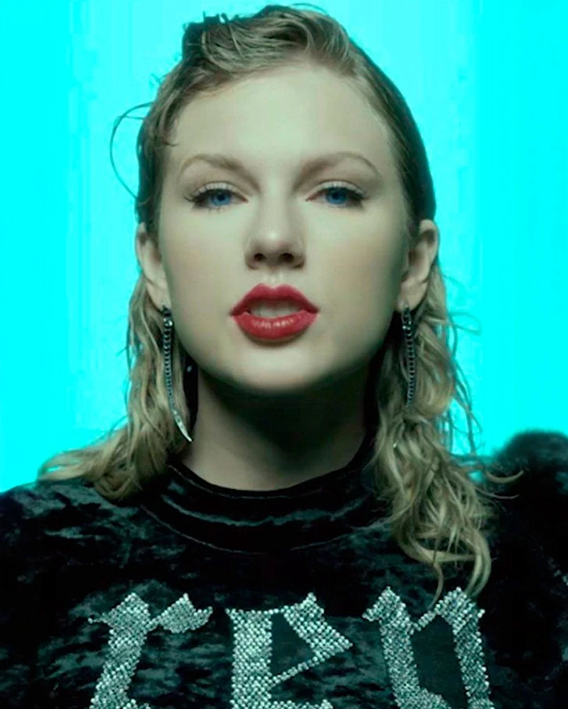 Black diamond paved Sabre Earrings designed by Shaun Leane worn by Taylor Swift in the Look What You Made Me Do music video still from the Reputation era.
