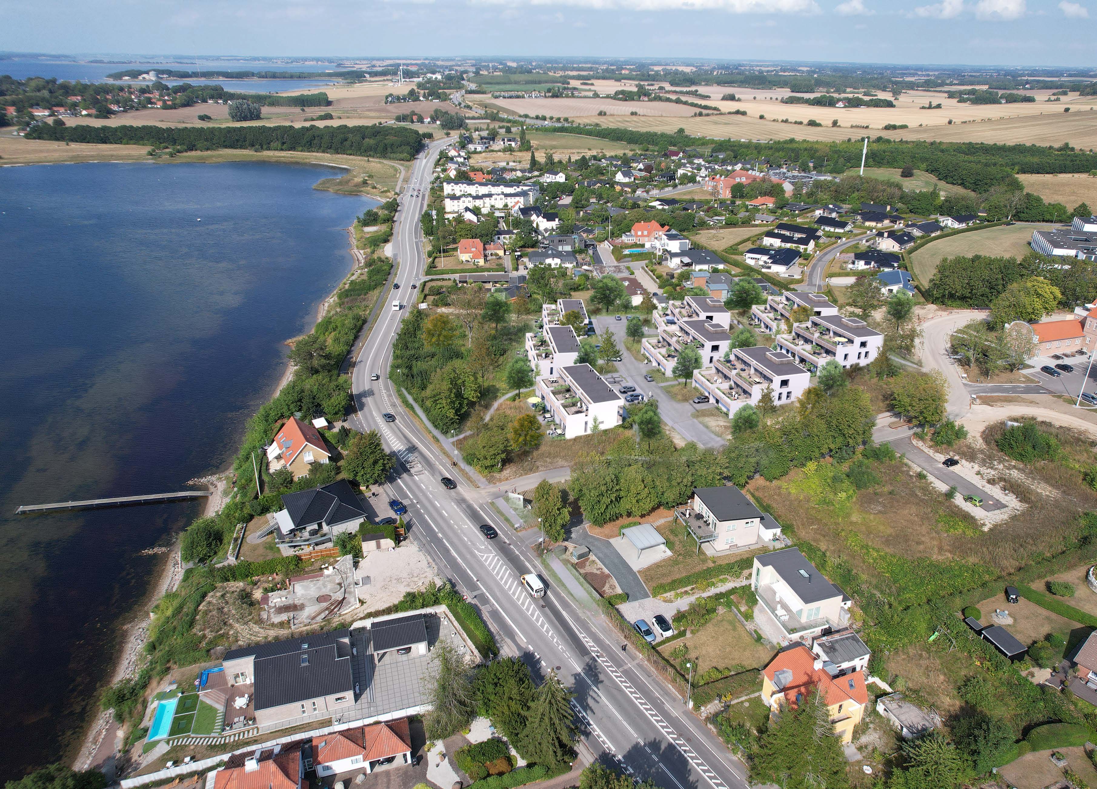 Et elegant, moderne hjem med altaner, velbelyste rum og omgivet af grønne omgivelser.