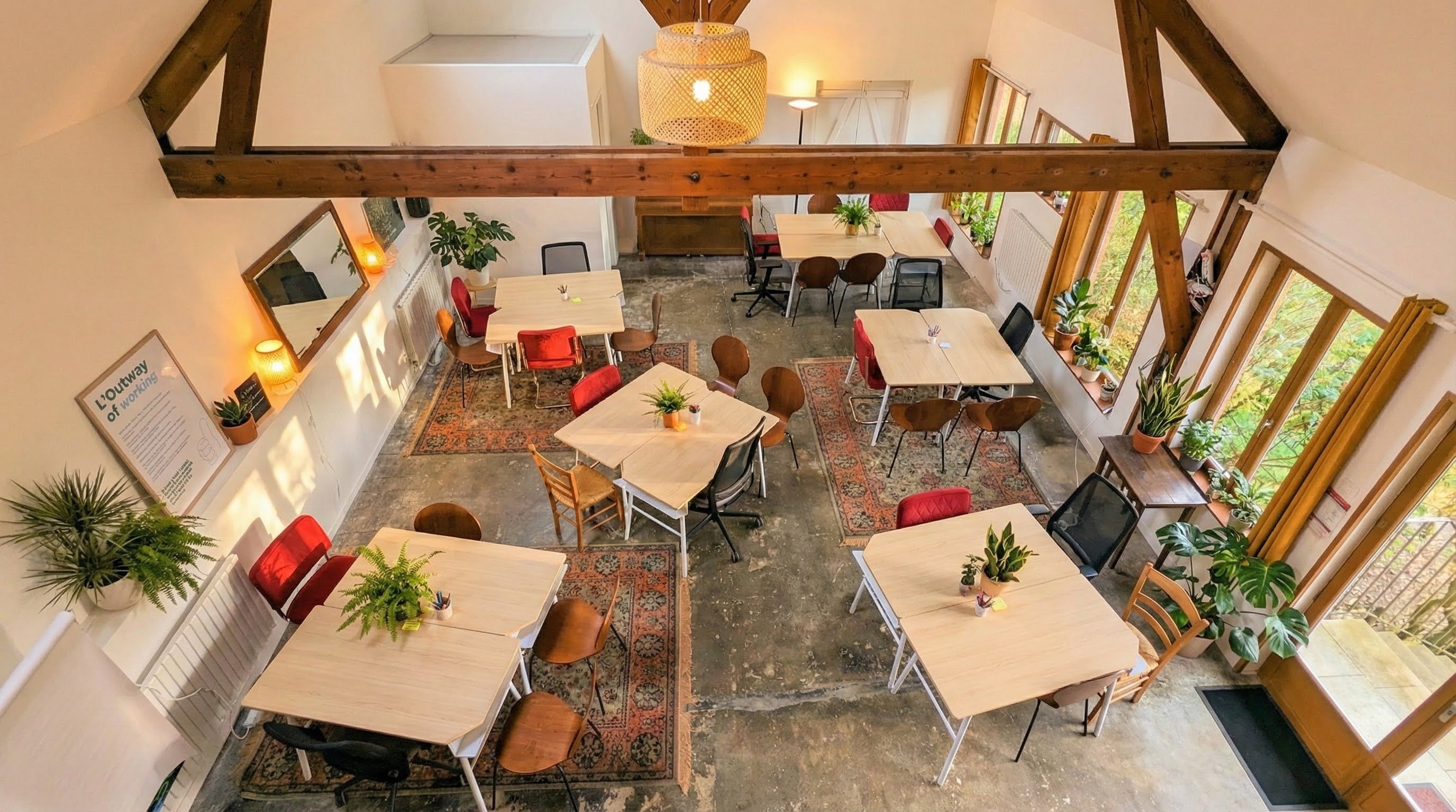 Une salle de travail spacieuse et équipée. Pratique pour travailler tout en étant dans un lieu chaleureux.