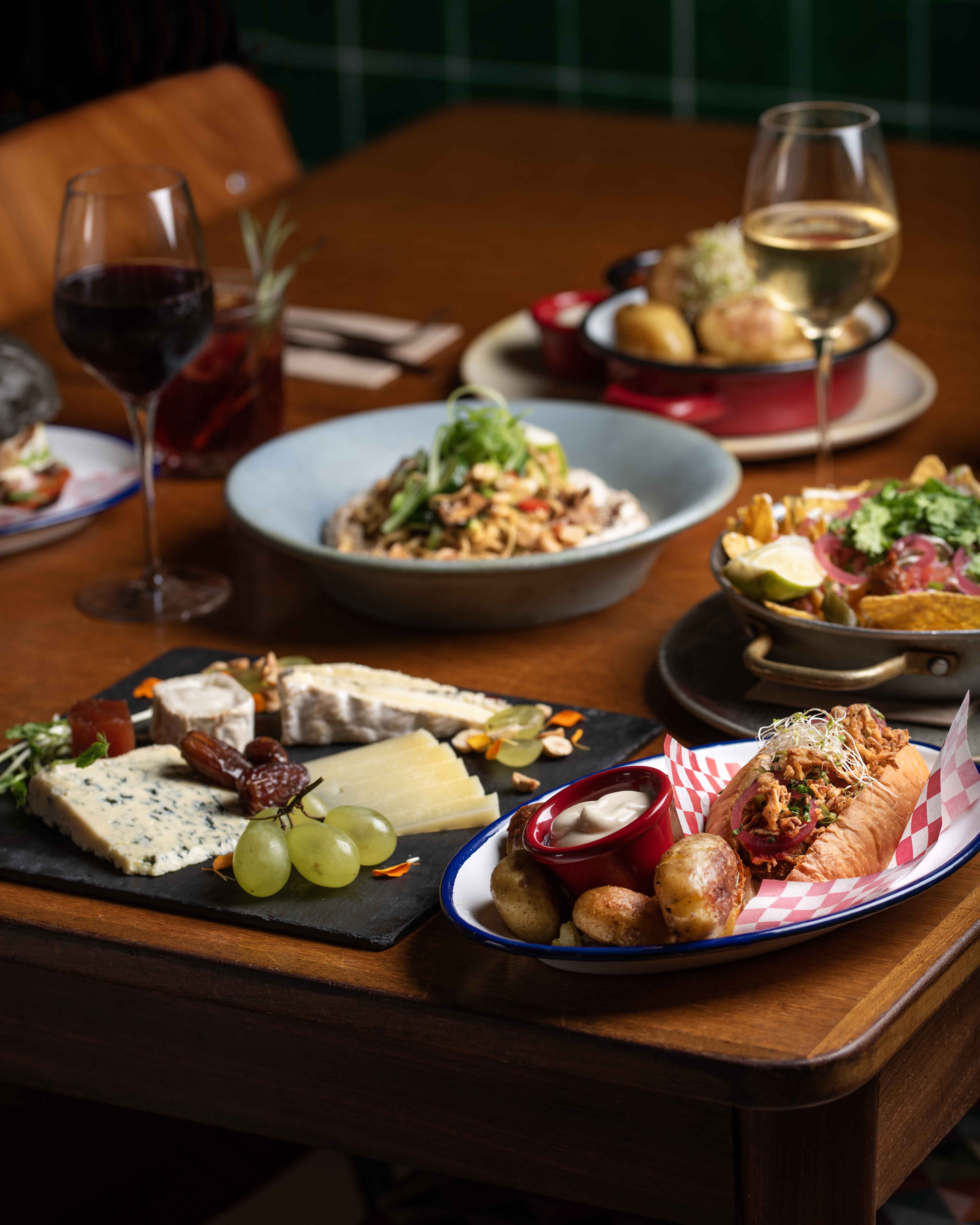 Cena de tapas vegetarianas con tabla de quesos y vinos naturales en Faire. Tapas & Wine