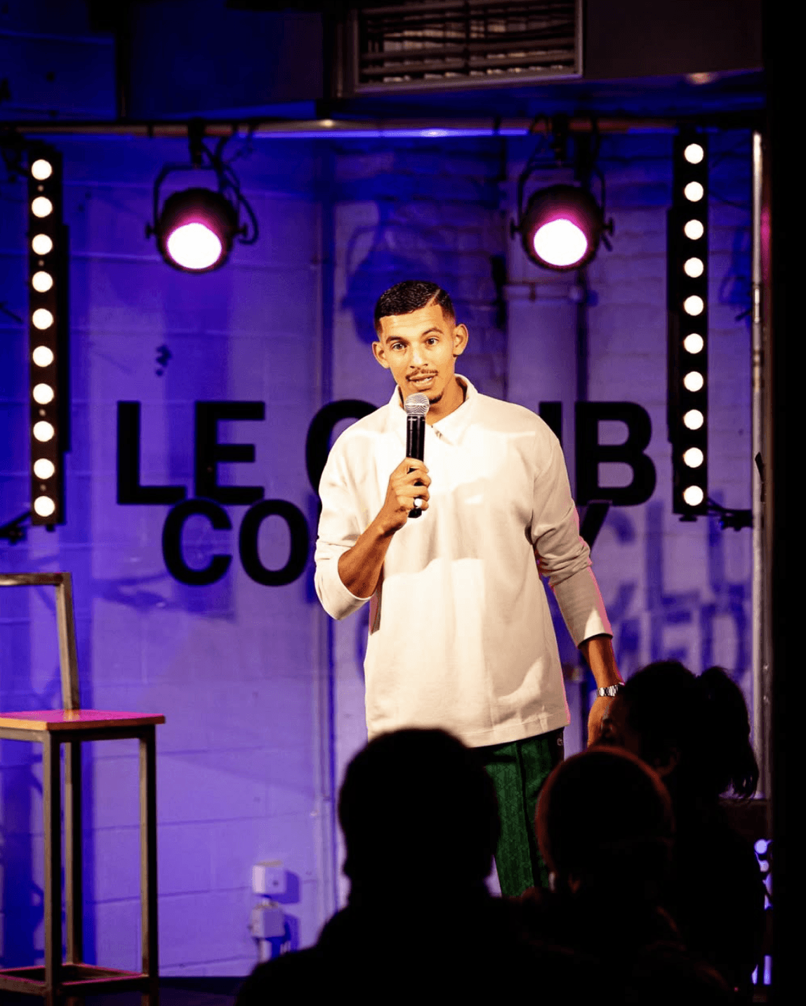 Un homme fait du stand up dans un comedy club