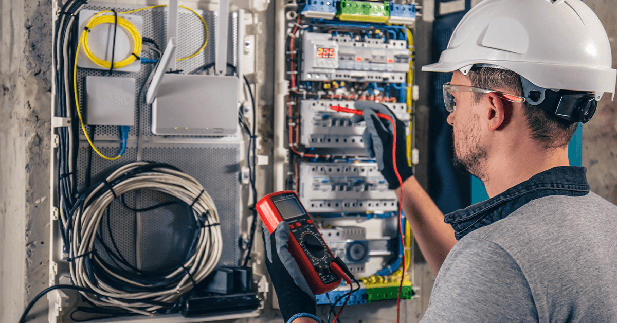 Técnico da Agmol realizando instalações elétricas em painel, ilustrando o compromisso com segurança e eficiência em empreendimentos de qualquer escala.