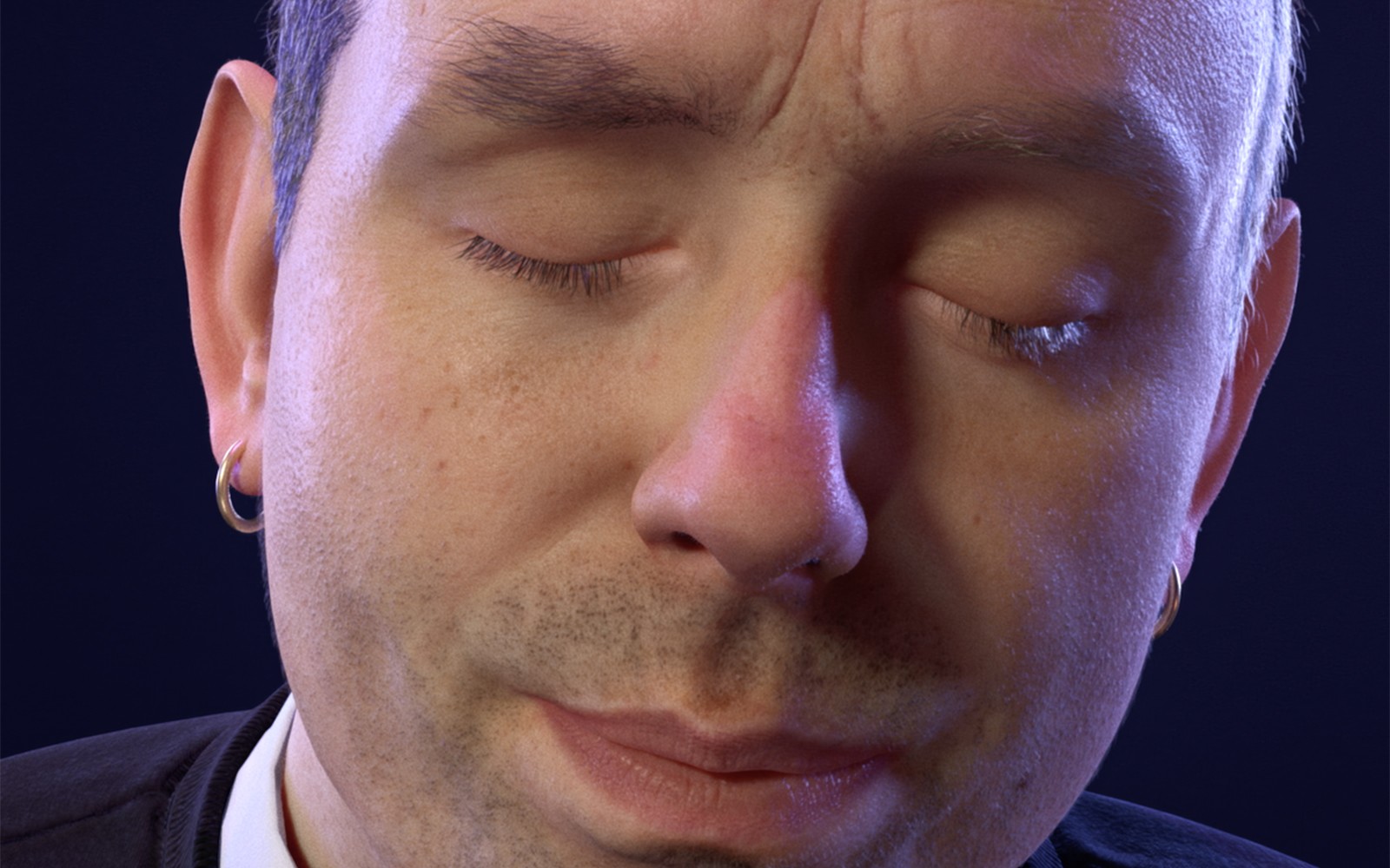 与埃德·阿特金斯的《Pianowork 2》相关联的一个人闭着眼睛的特写。