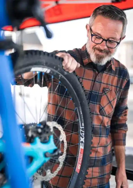 Mécanicien vélo effectuant une révision complète sur un marché du Calvados