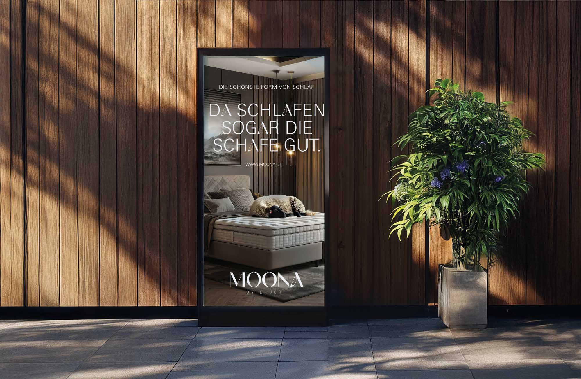 MOONA Außenwerbung – stilvolle Inszenierung im urbanen Raum mit emotionalem Markenzitat