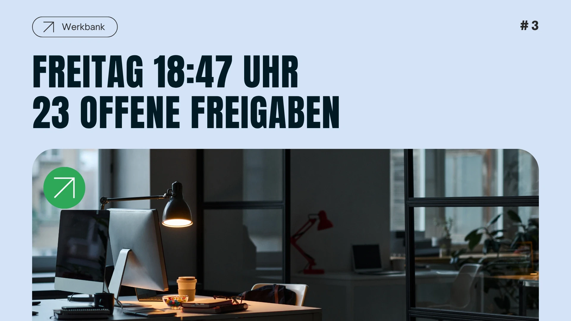 Ein leerer Arbeitsplatz am Abend als Sinnbild für stockende Freigabeprozesse und manuelle Entscheidungsprozesse im Unternehmen, bei denen fehlende Automatisierung und klare Workflows zu Engpässen und ineffizienten Abläufen führen
