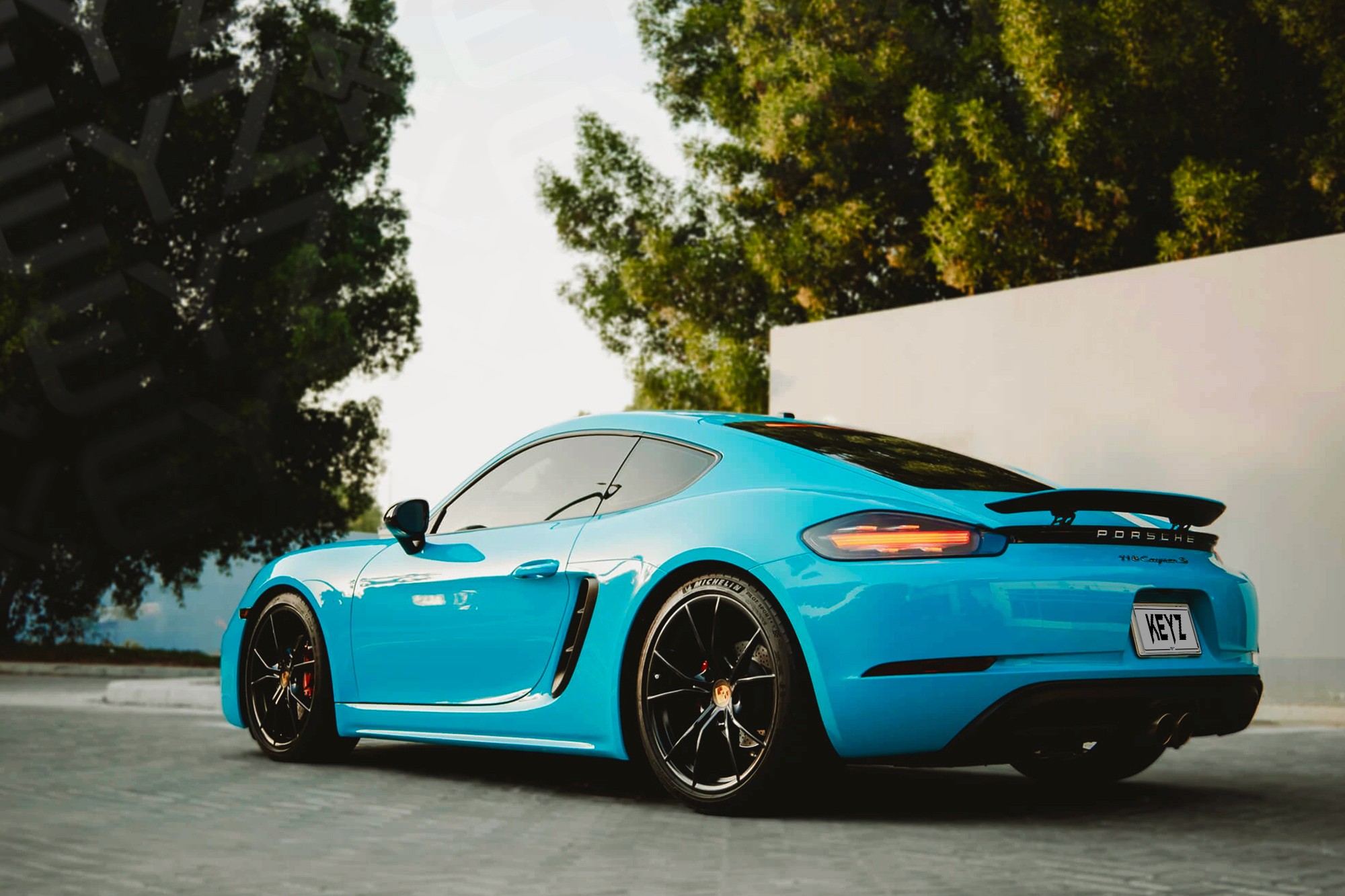 Vue extérieure arrière Porsche Cayman S Bleu Miami – Location Sportive à Dubaï | Keyz Rentterior Details