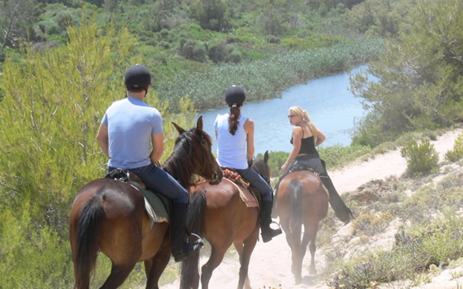 Jinetes a caballo en un sendero pintoresco cerca de la playa en Mallorca.