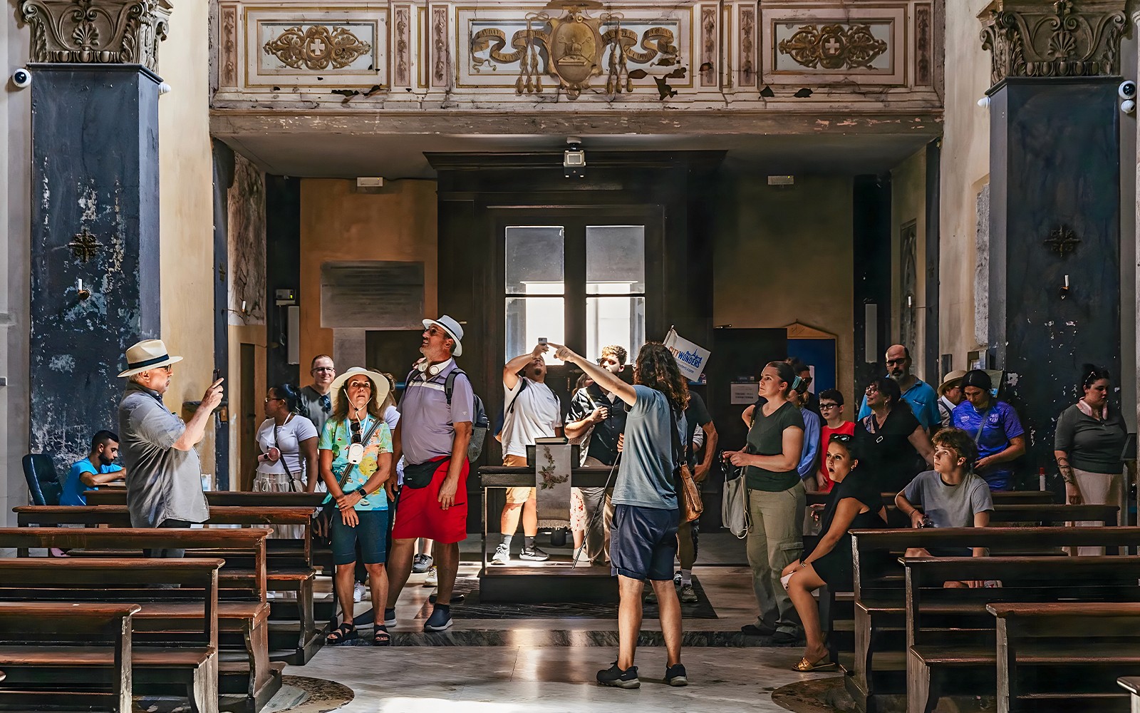 קבוצת תיירים בסיור מודרך המגלה את הבזיליקות הרומיות העתיקות והקטקומבות המסתוריות בדרך אפיה ברומא, איטליה