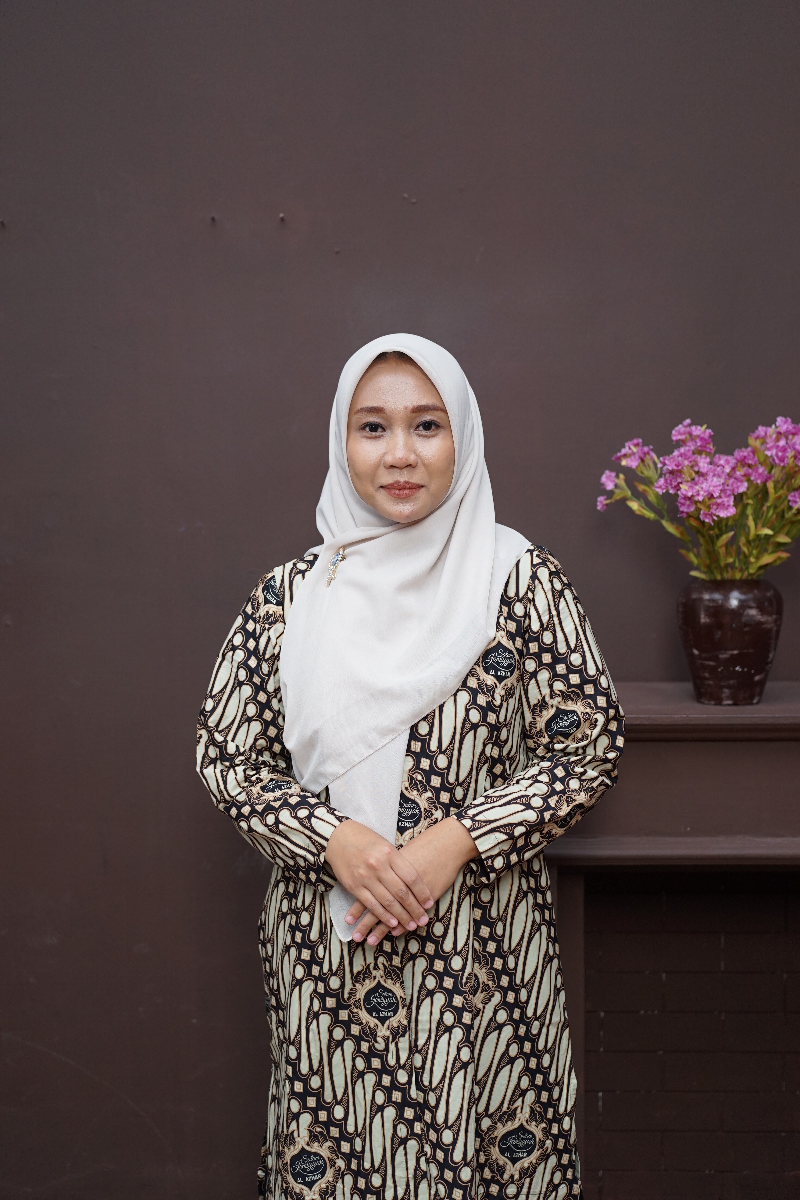 woman in black abaya