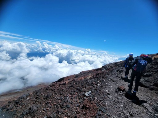 勝葉さんが登山をしている写真