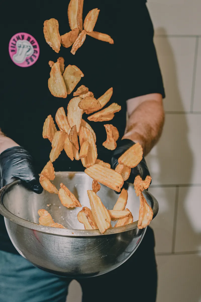 Frytki podrzucane w misce