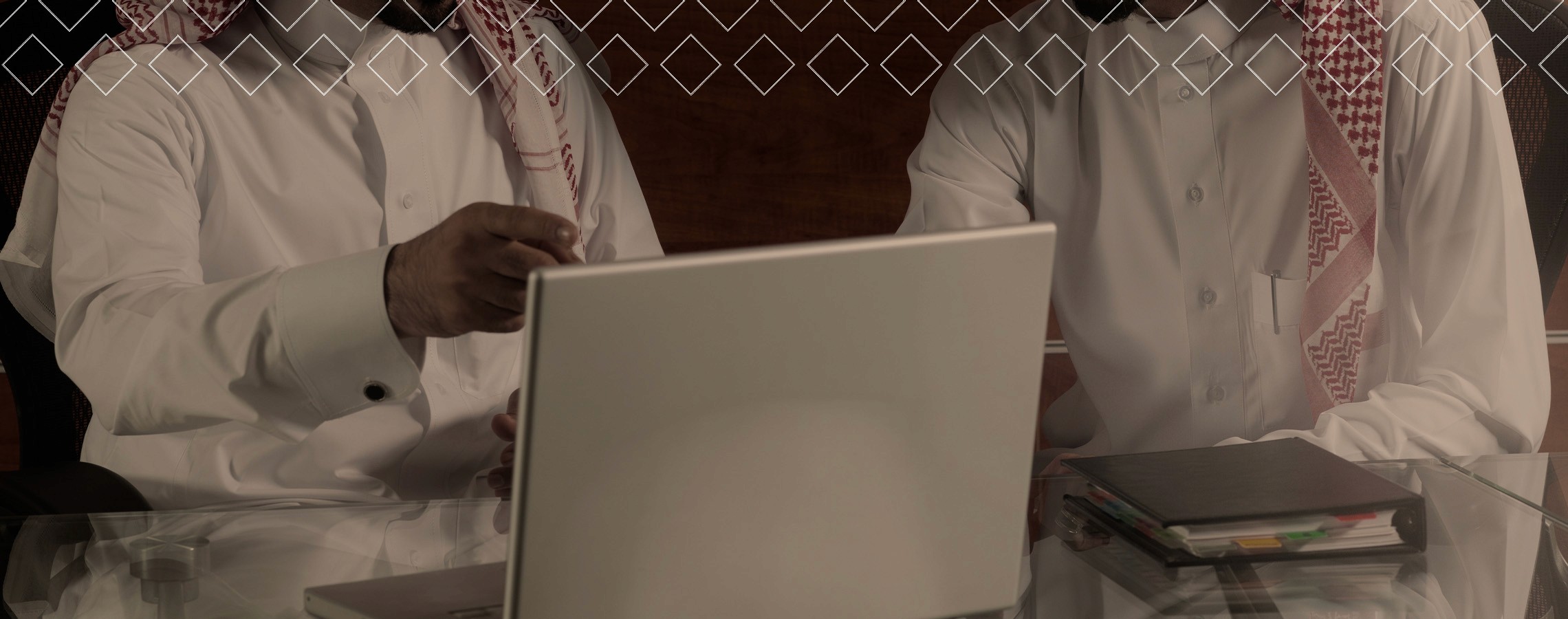 مقالة تشرح فترة التجربة في نظام العمل السعودي، متضمنة حقوق العامل وصاحب العمل وشروط إنهاء العقد.
