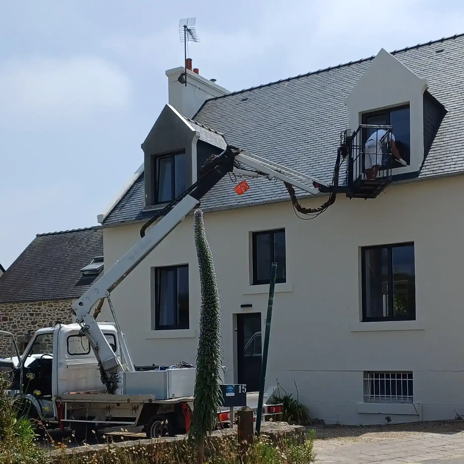 Couvreur en intervention sur toiture à Lesneven