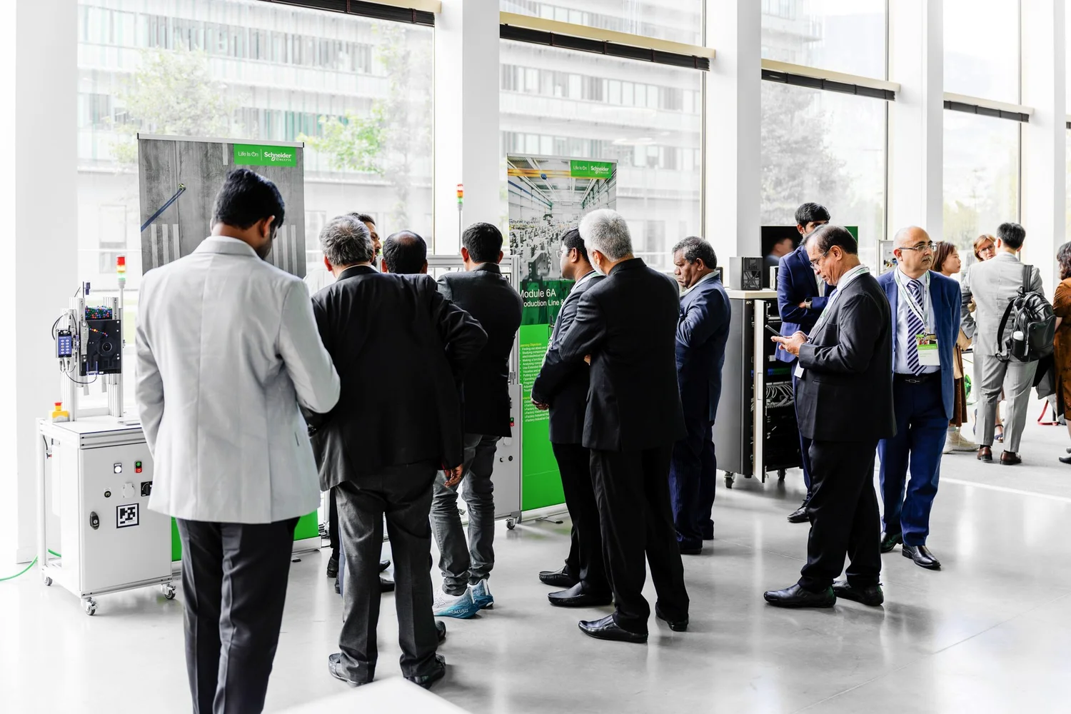 Démonstrations produits Schneider Electric lors de la pause entre deux conférences sur le site de Schneider de Grenoble