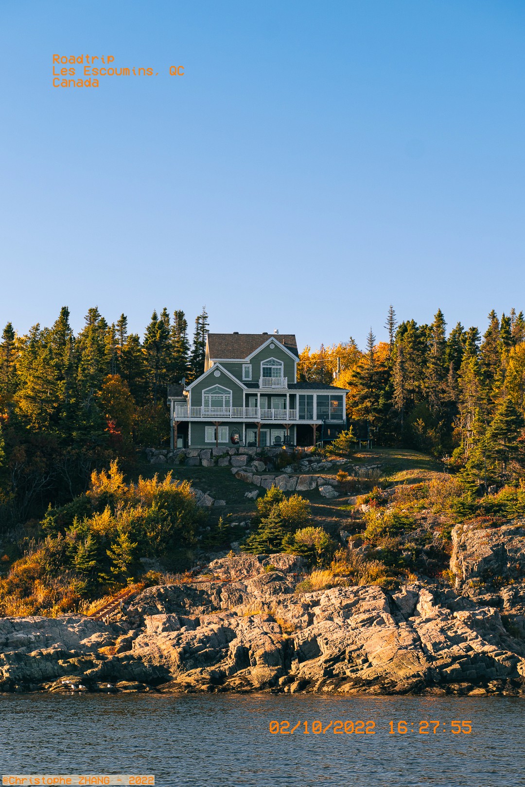 Grande maison au sommet d'une falaise surplombant le fleuve Saint-Laurent.