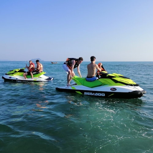 Besøk Naka Noi Island, hvor krystallklart vann inviterer til svømming og avslapning.