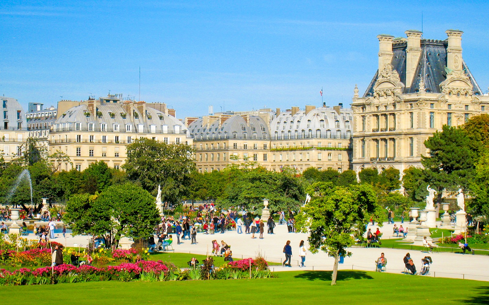 Jardines de las Tullerías con visitantes cerca del Gran Carré, París.