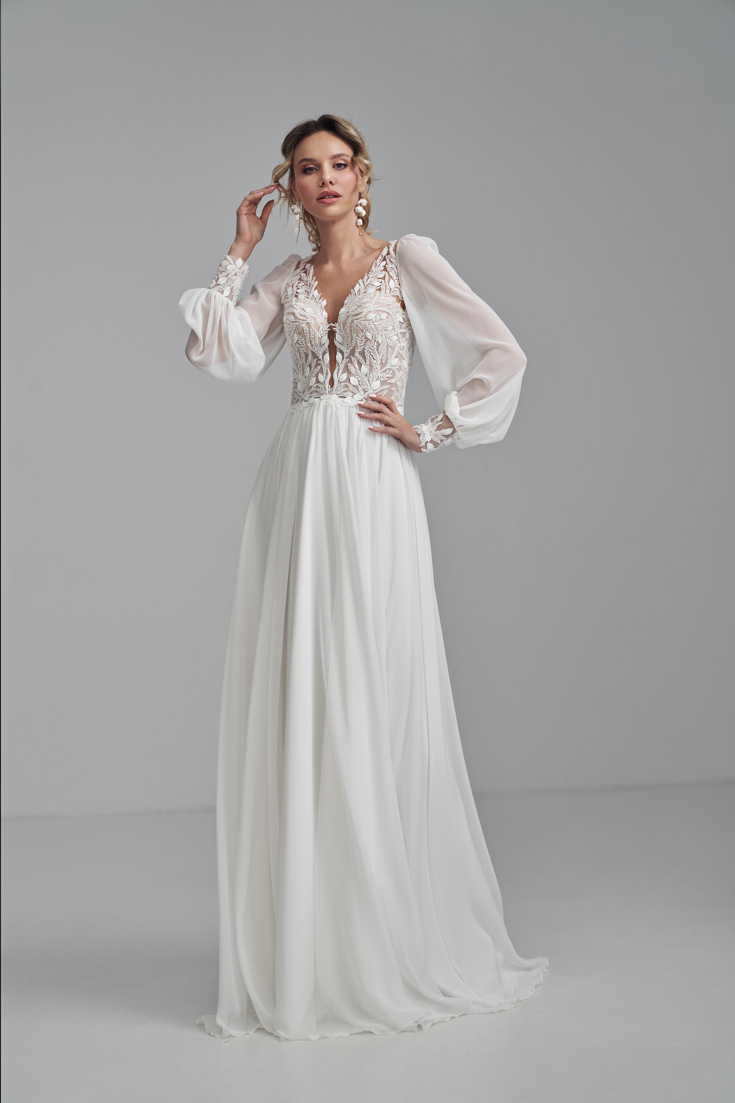 Schlichtes Standesamtkleid im Clean Chic mit langen Ärmeln – moderne Standesamtmode