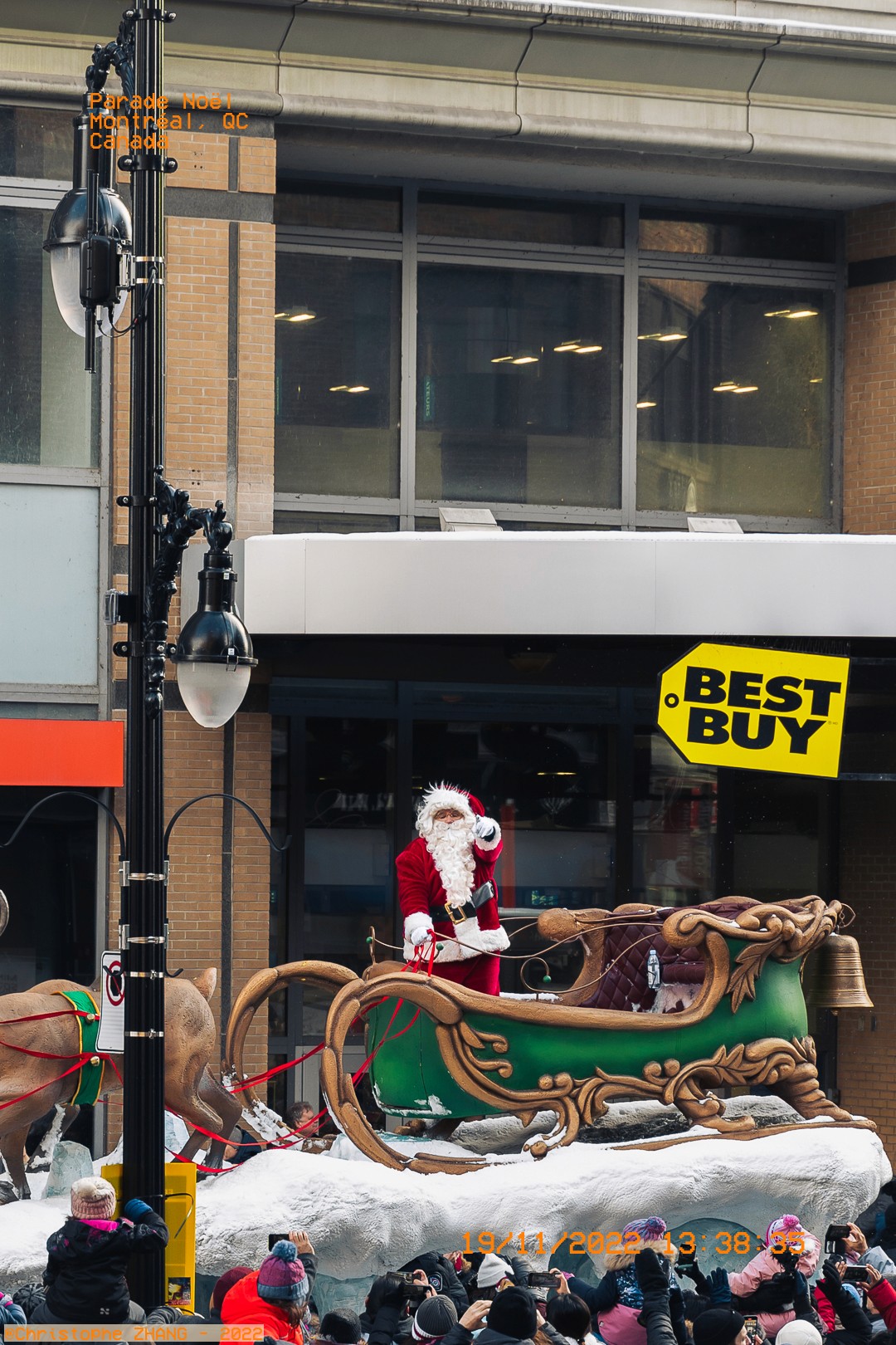 Père Noël sur un char décoré lors de la parade de Noël à Montréal.