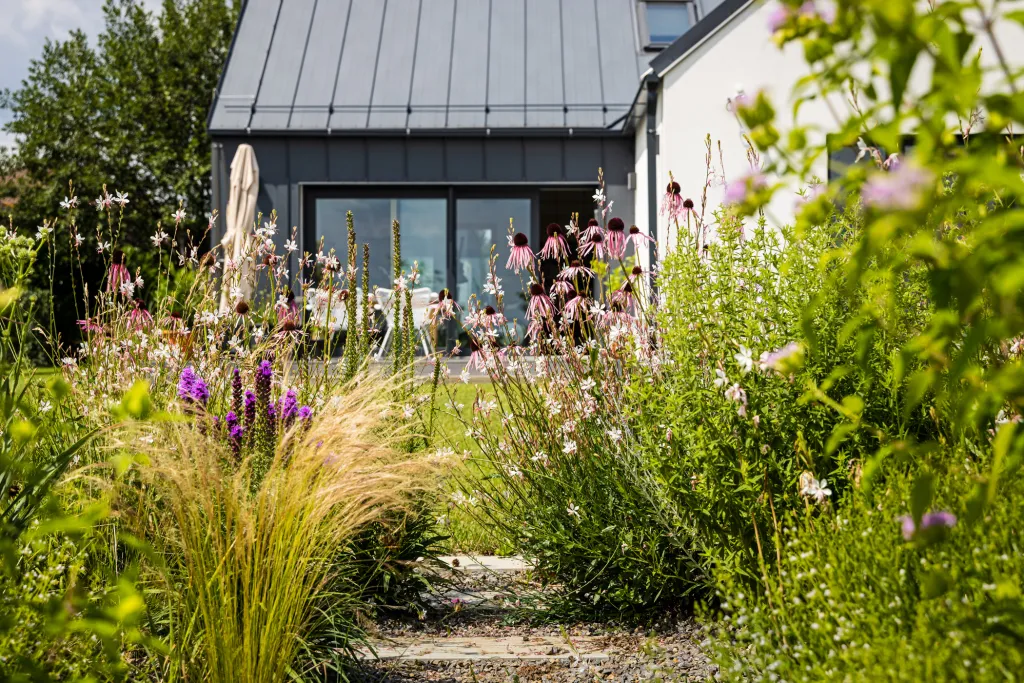 Cestička tvořená dřevěnými nášlapy