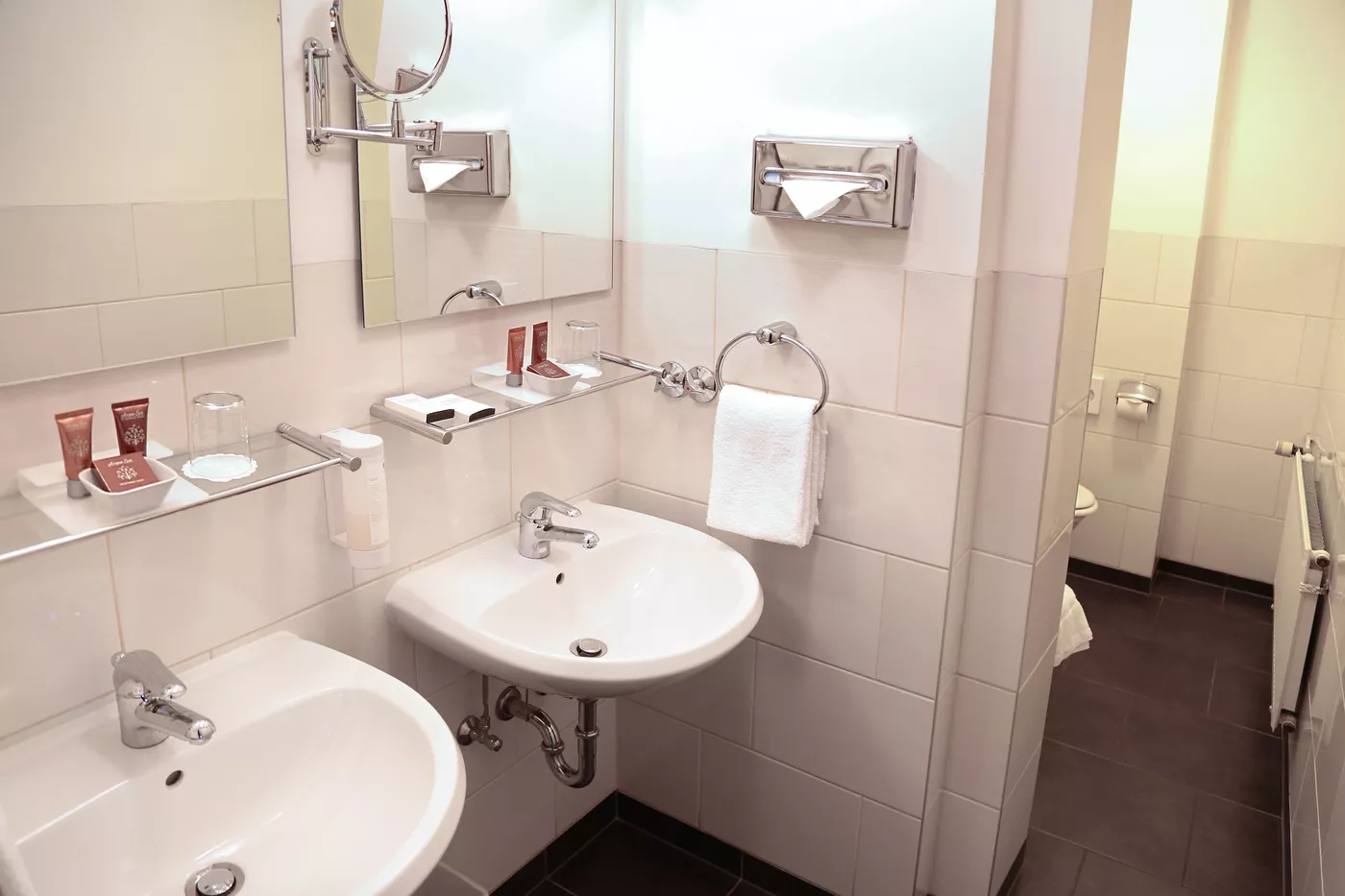 Bad im Studio Zimmer mit zwei Waschbecken