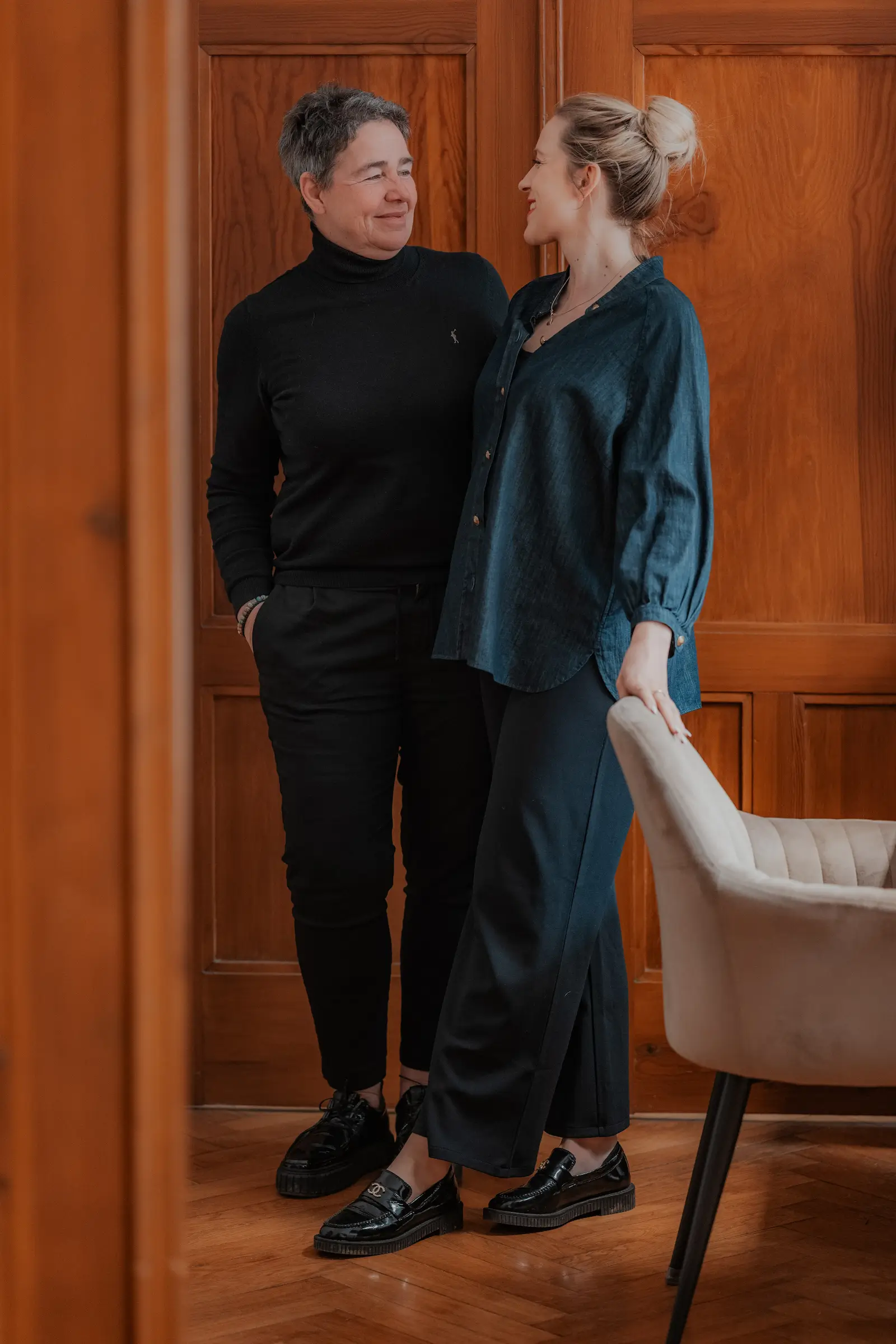 Maxi und Simone Rauschenbach lächeln sich an
