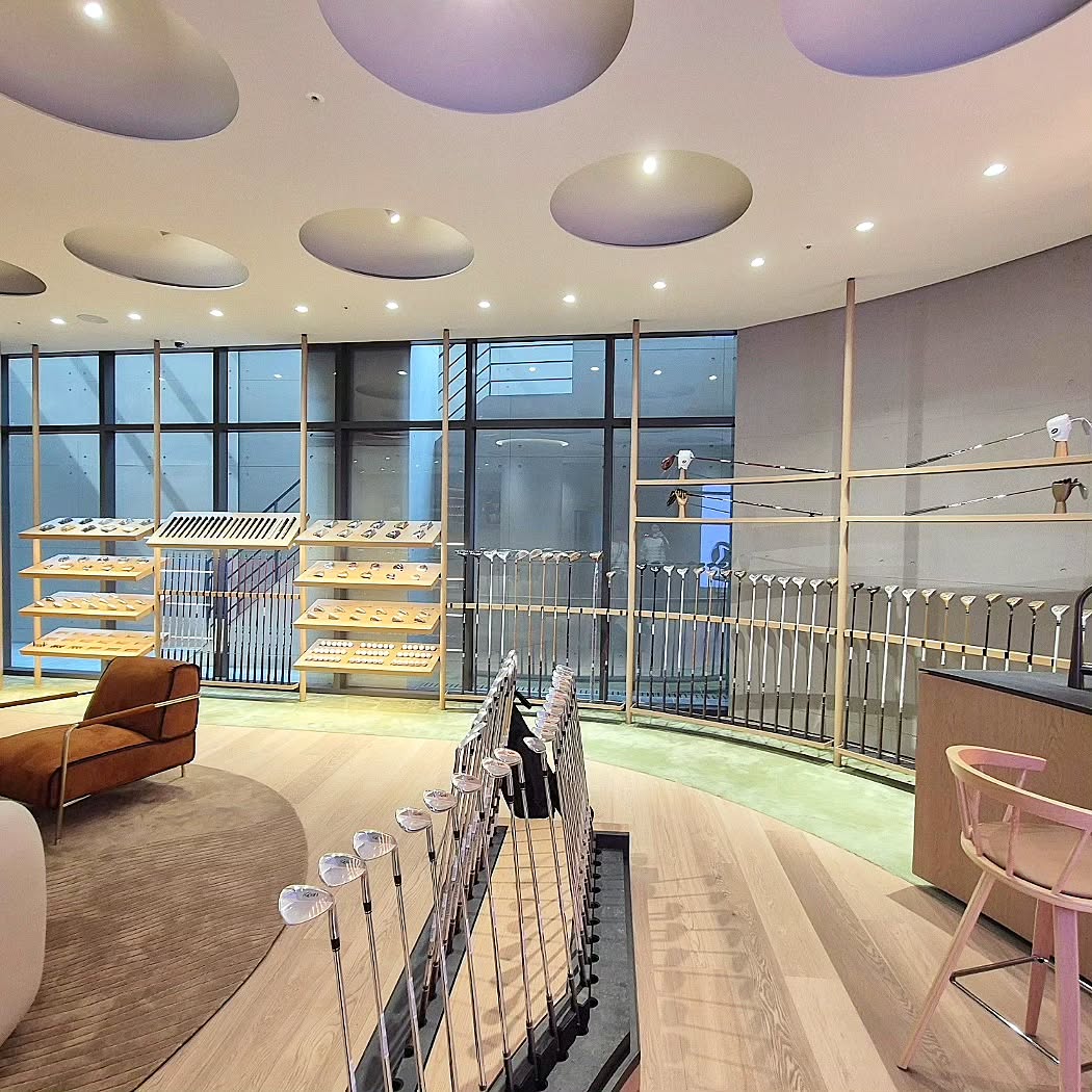 혼마골프 플래그십 스토어 내부 인테리어 - 골프채 디스플레이