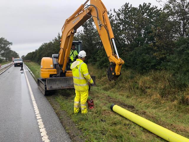 arbejder foran minigraver