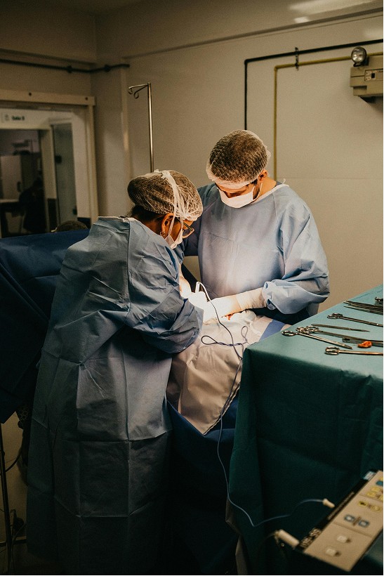 Surgeons in an operating room using Medtronic technology supported by Woodrow’s healthcare communications work.