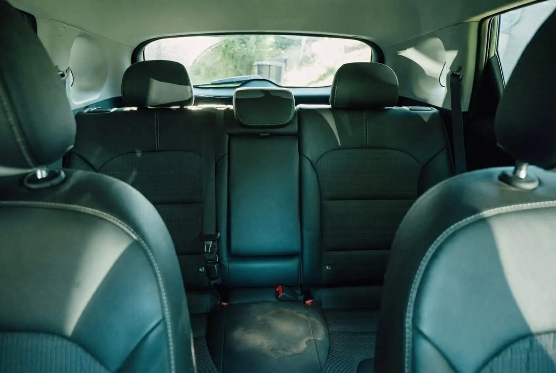 Tache de vomi sur le siège avant d’une voiture en gros plan