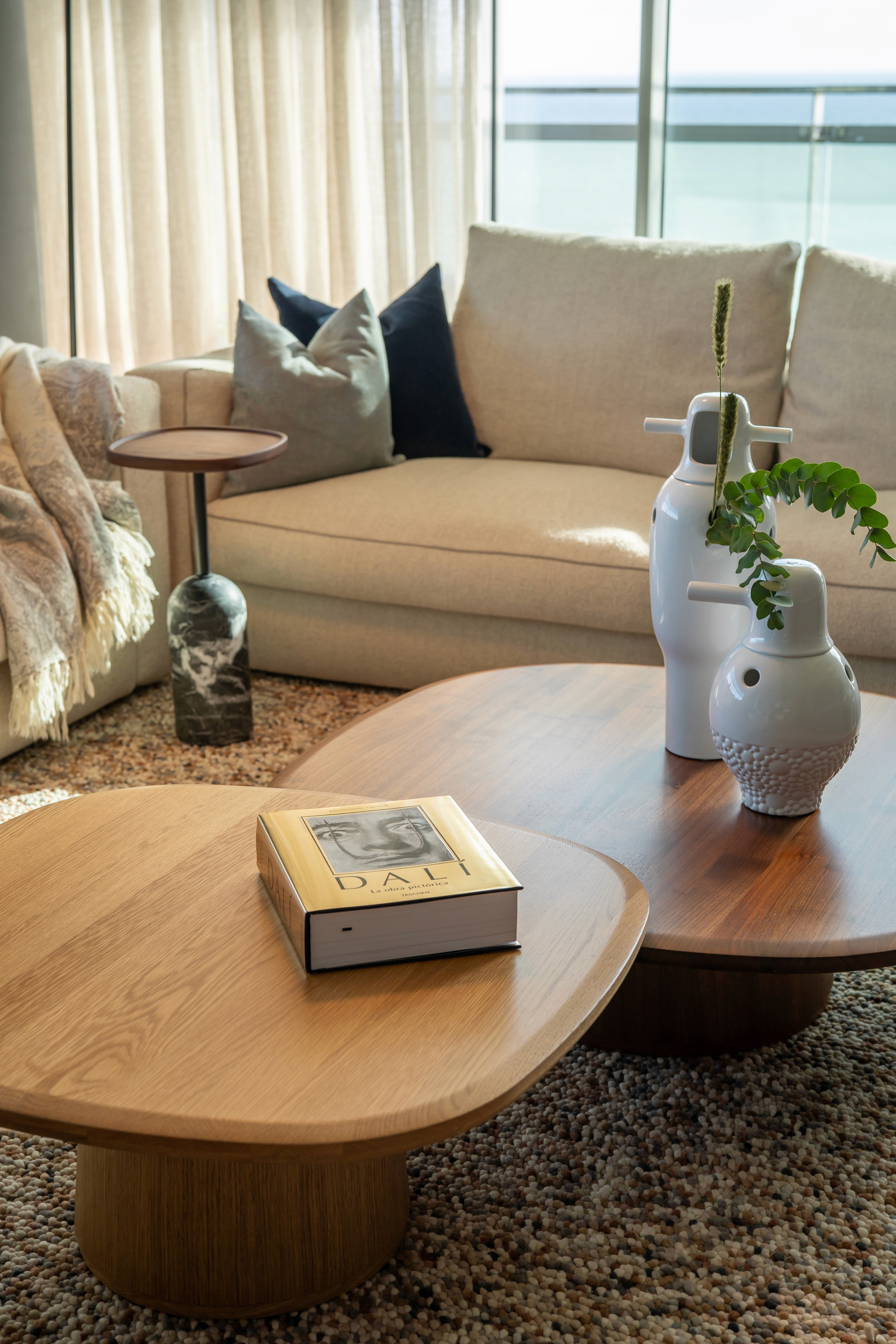Mesitas de centro de madera en sala de estar con luz natural