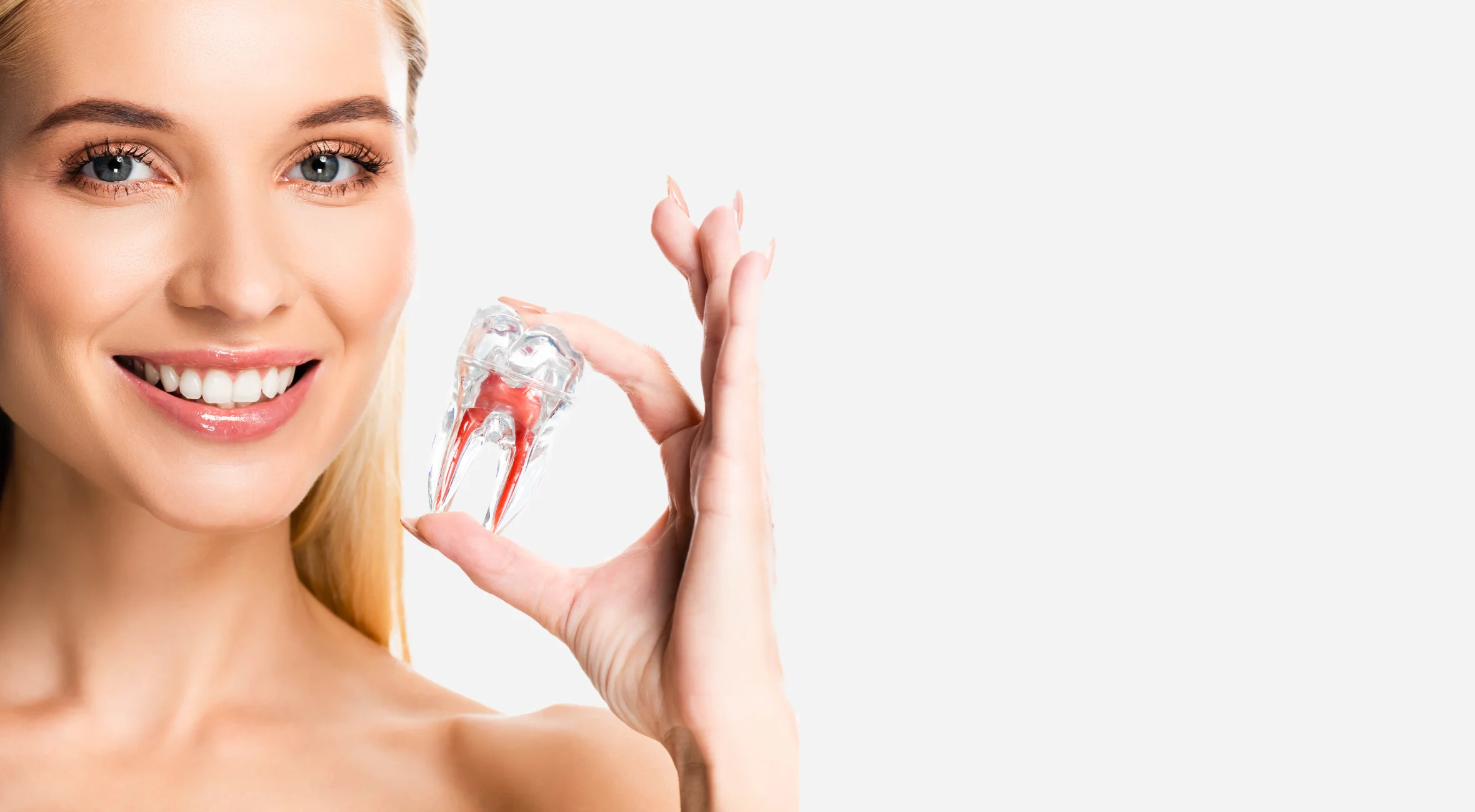 Kobieta z uśmiechem prezentująca efekty implantu.