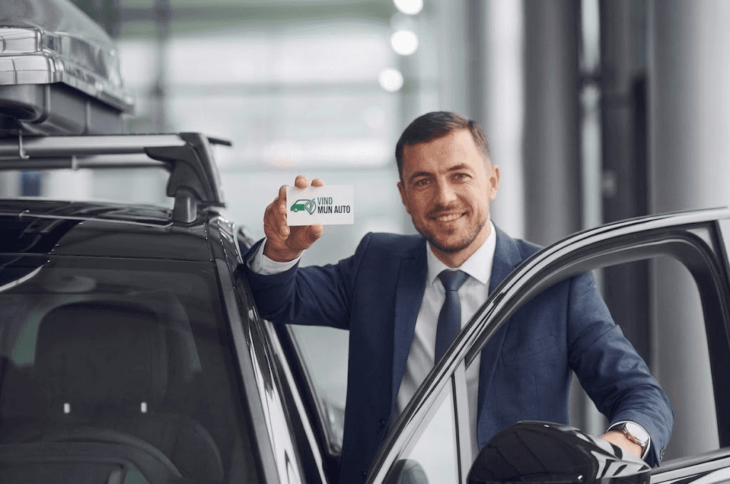 Professionele aankoopmakelaar met autosleutels